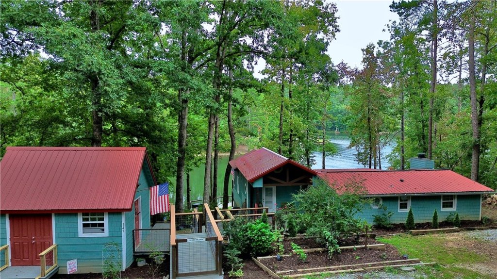 Lake Becky, Mountain Rest community