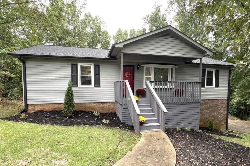 Burgiss Hills, Greer community