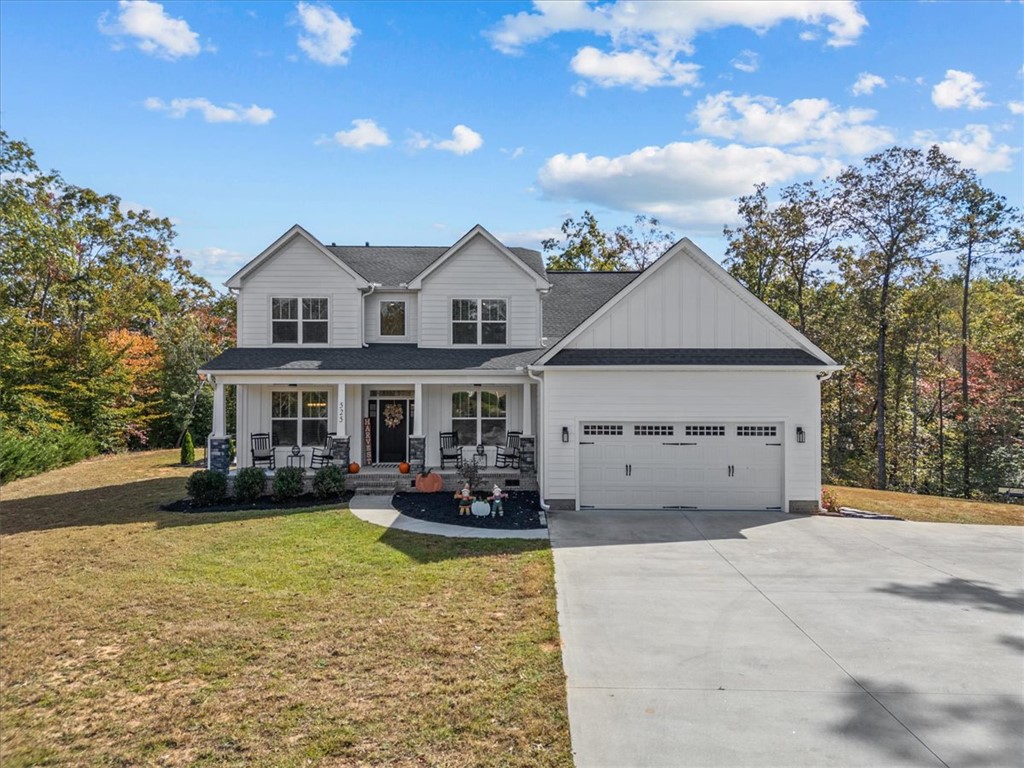 Falcons Lair West, Walhalla community
