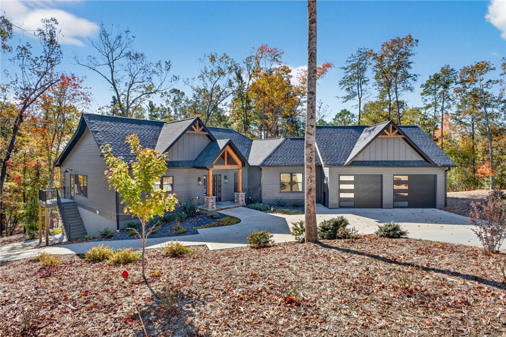 Keowee Bay, Salem community