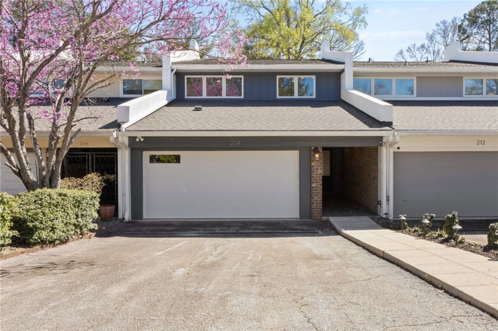 Holiday Shores, Clemson community