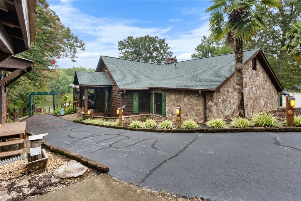 Broadway Lake, Anderson community