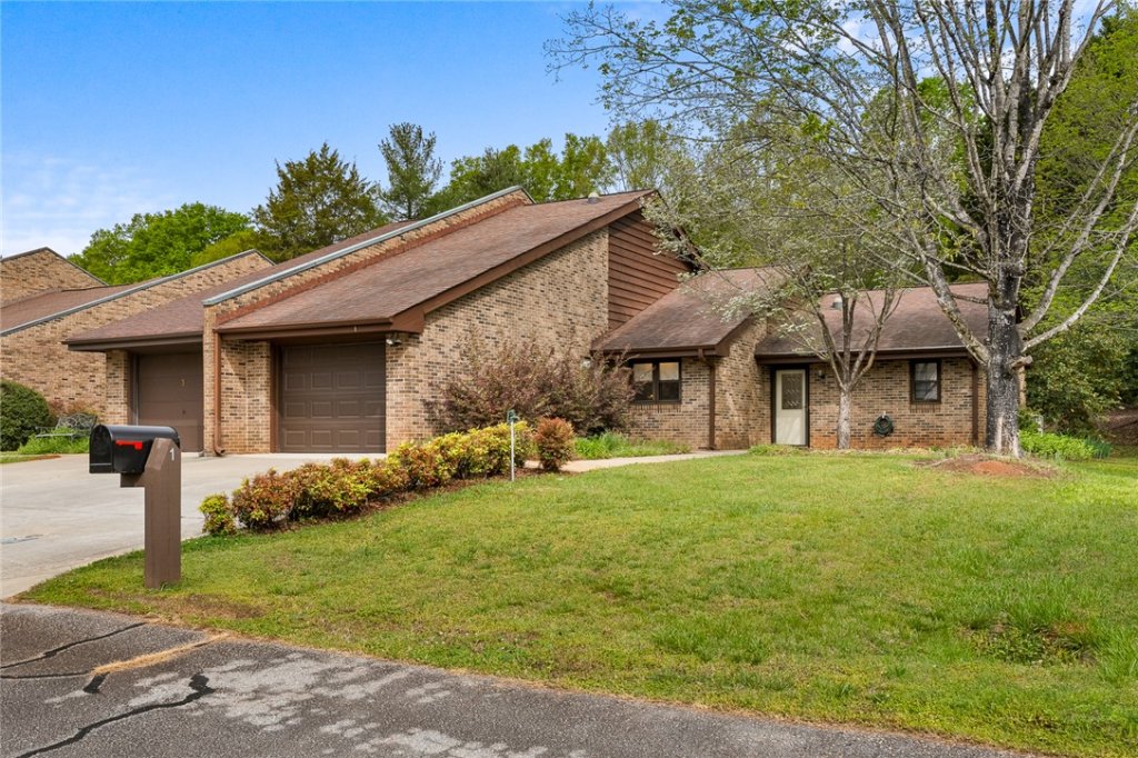 Clemson Downs, Clemson community