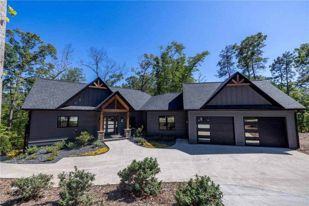 Keowee Bay, Salem community