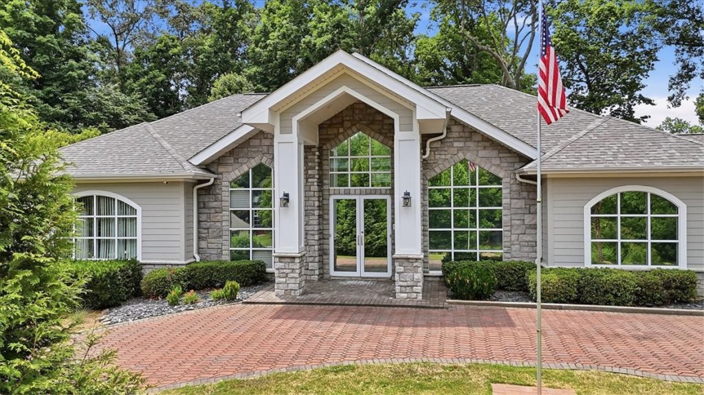 102 Greenleaf Lane