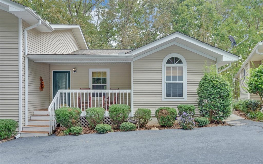 551 Lake Place Drive