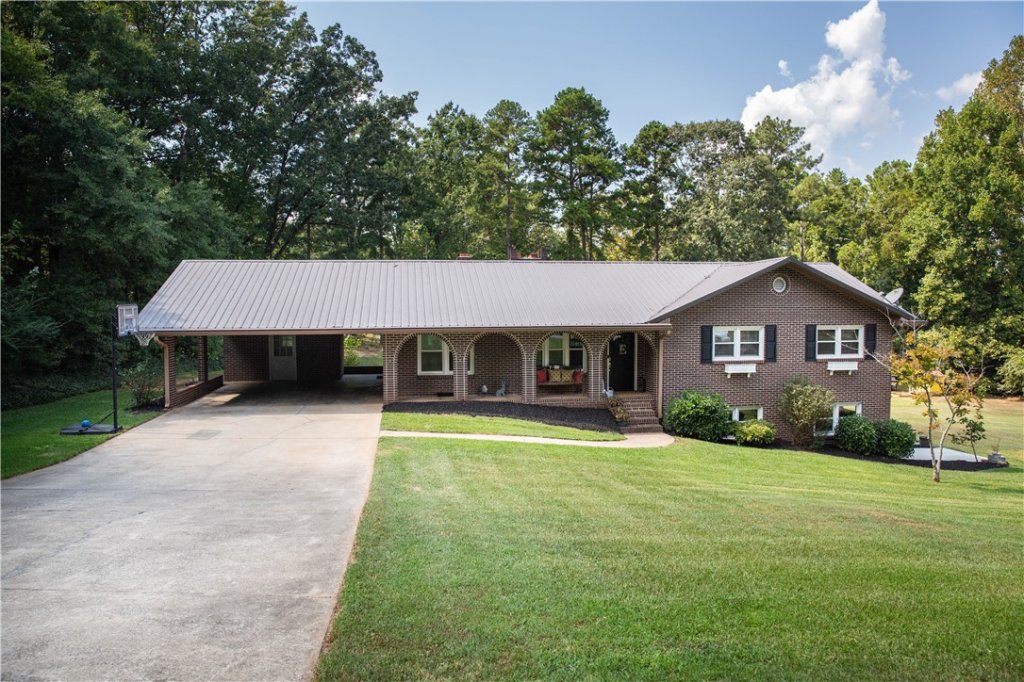 104 Hillcrest Court