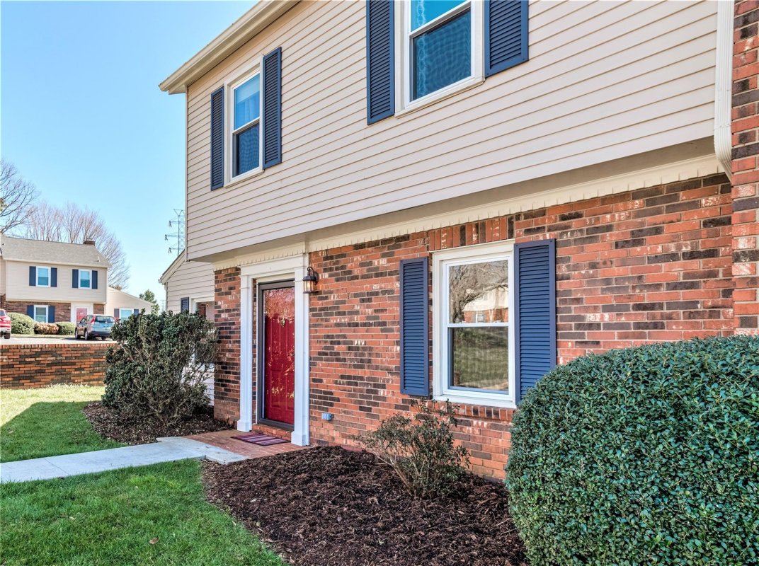 2705 N Center Street 49