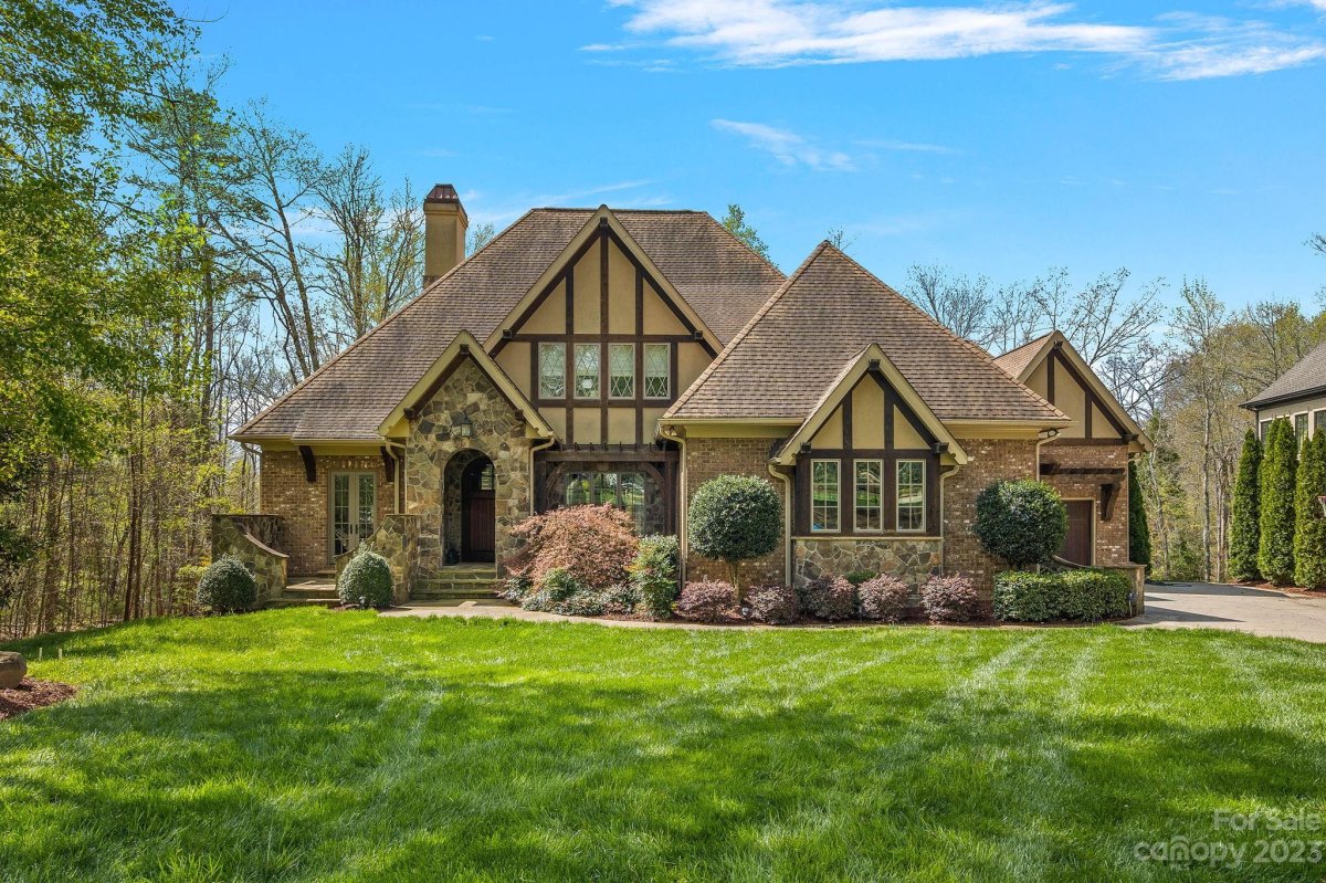 203 Woodswail Court