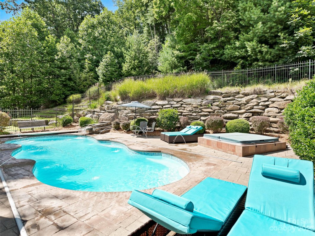 222 Mistletoe Trail