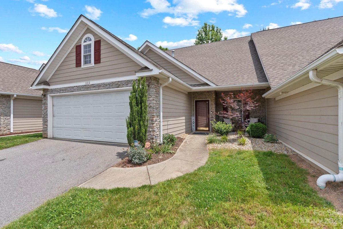 886 West Pointe Drive