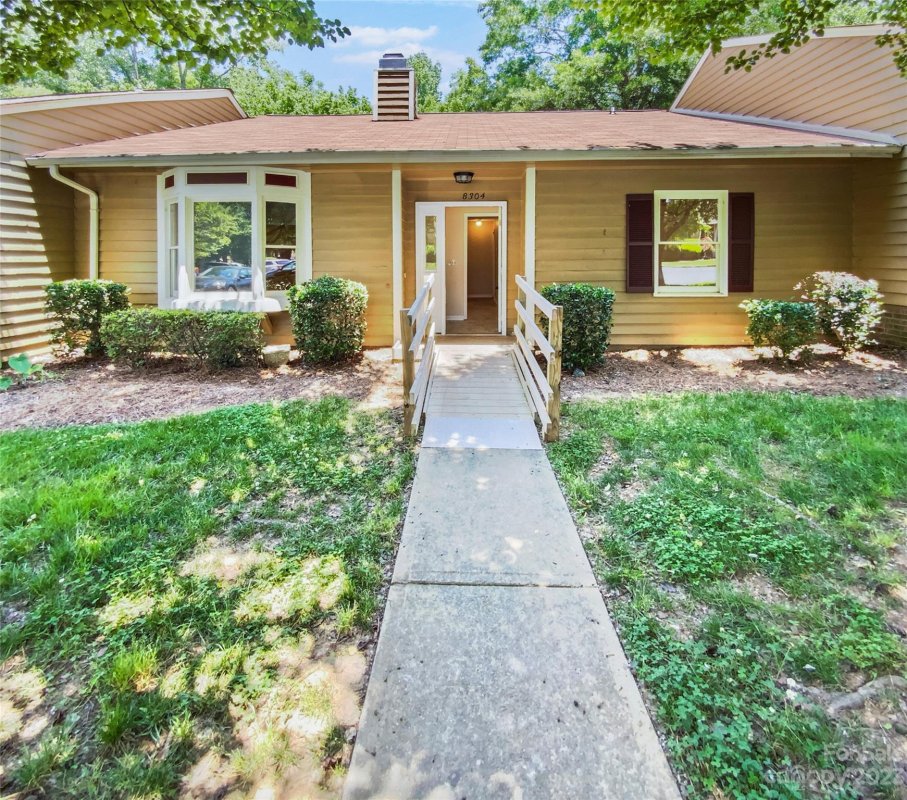 8304 Summerglen Circle