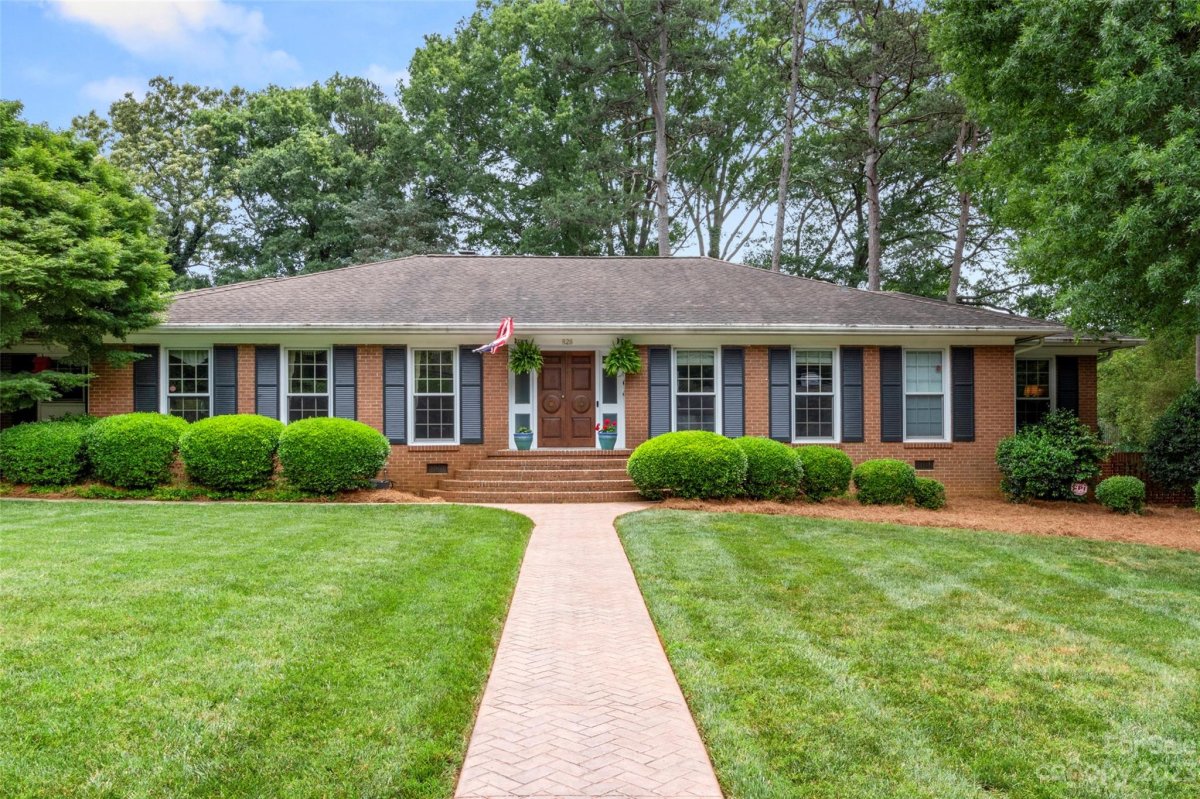 828 Hawthorne Lane