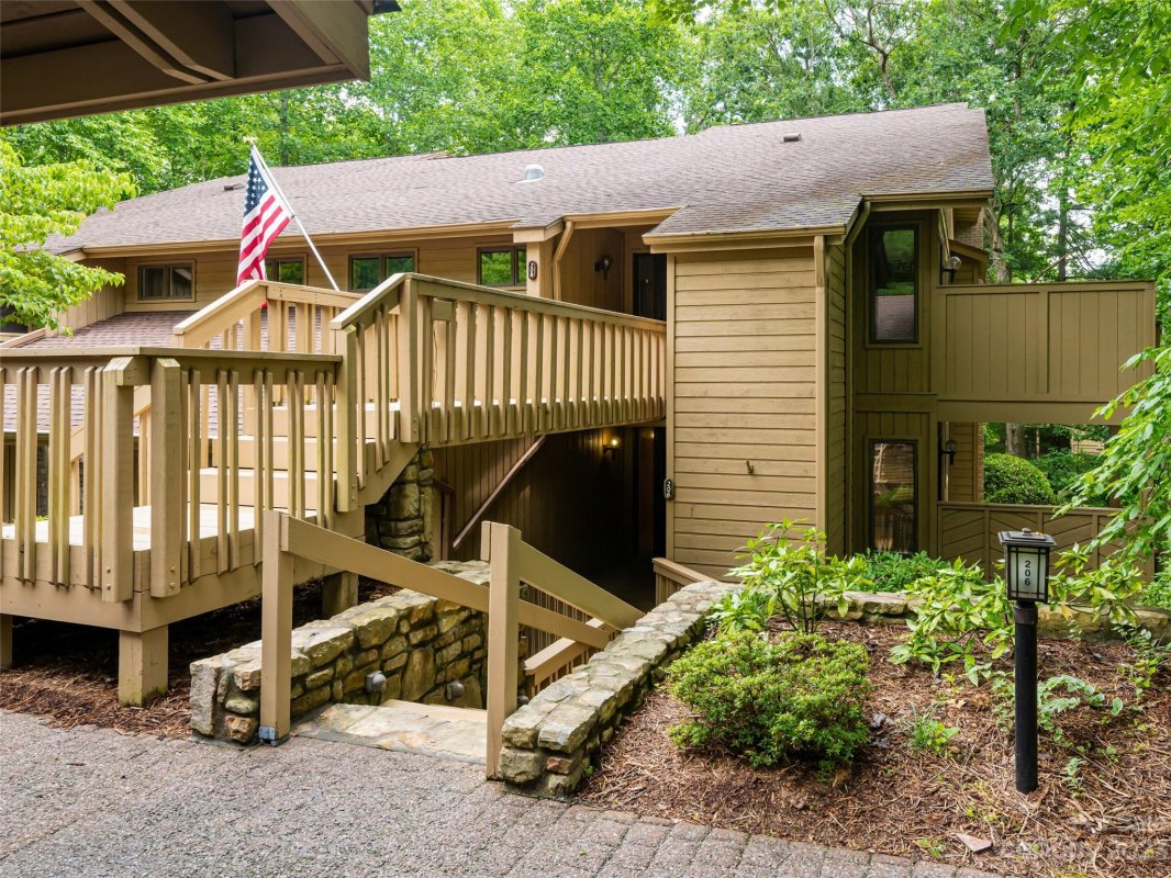 206 Live Oak Lane