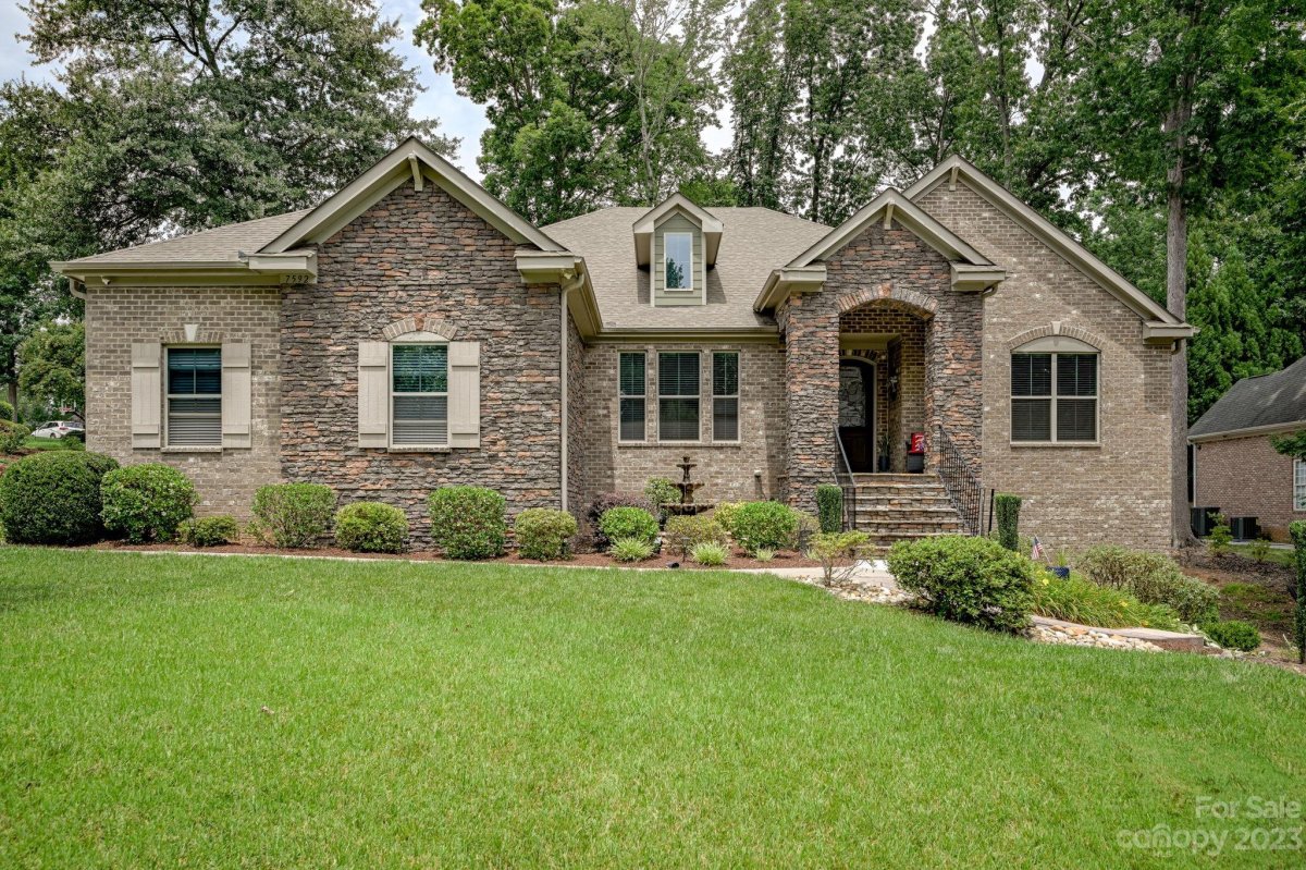 7592 Turnberry Lane