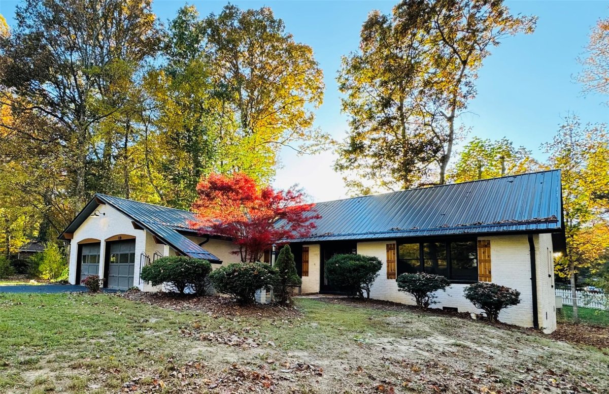 128 E Laurel Lane