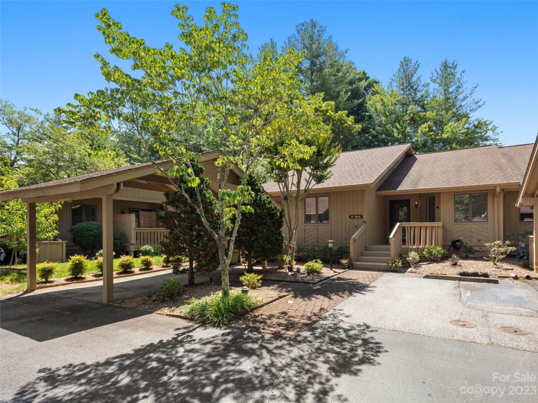 302 N Scarlet Oak Lane
