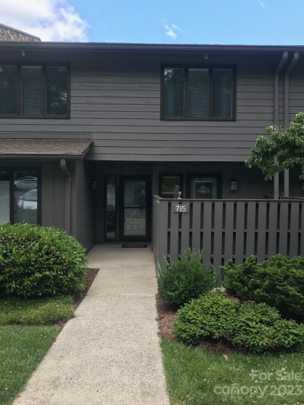 715 Crowfields Lane