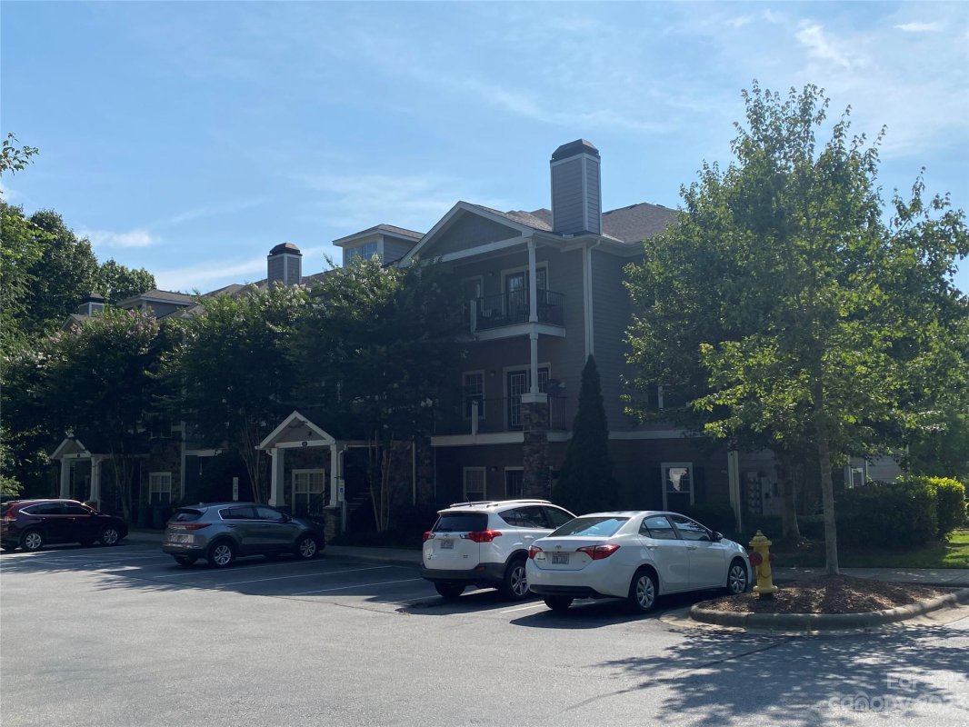 900 Vista Lake Drive 102