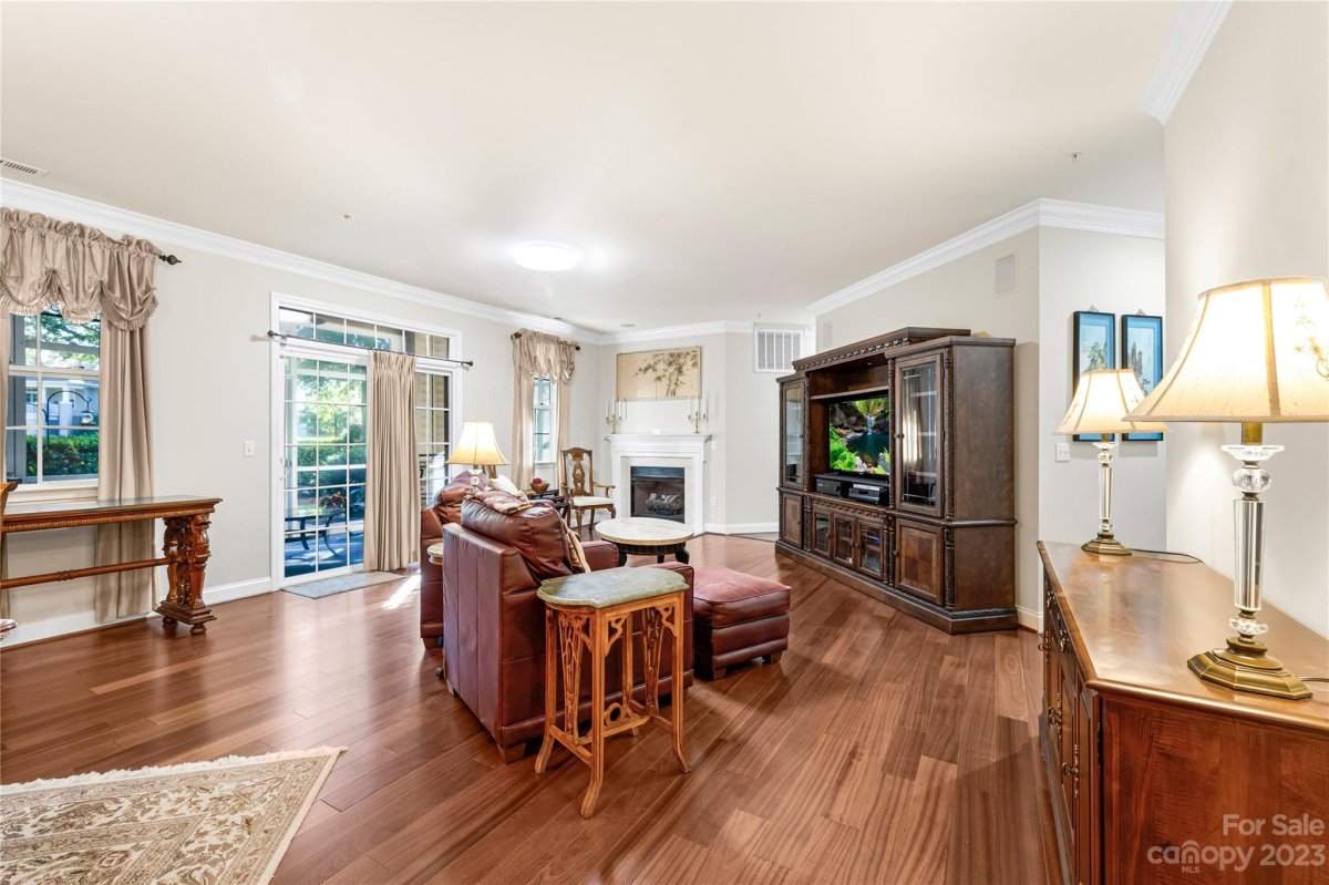 8937 Rosalyn Glen Road