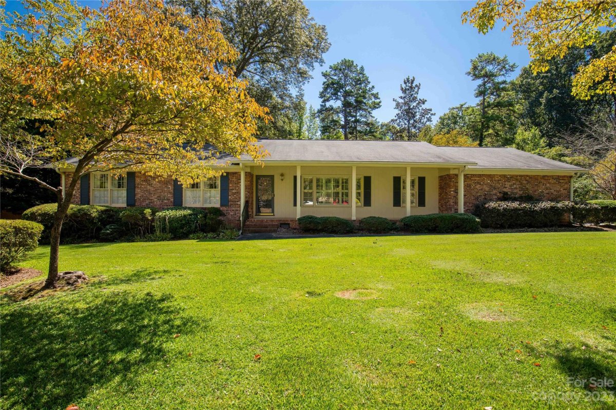 946 Sherwood Circle