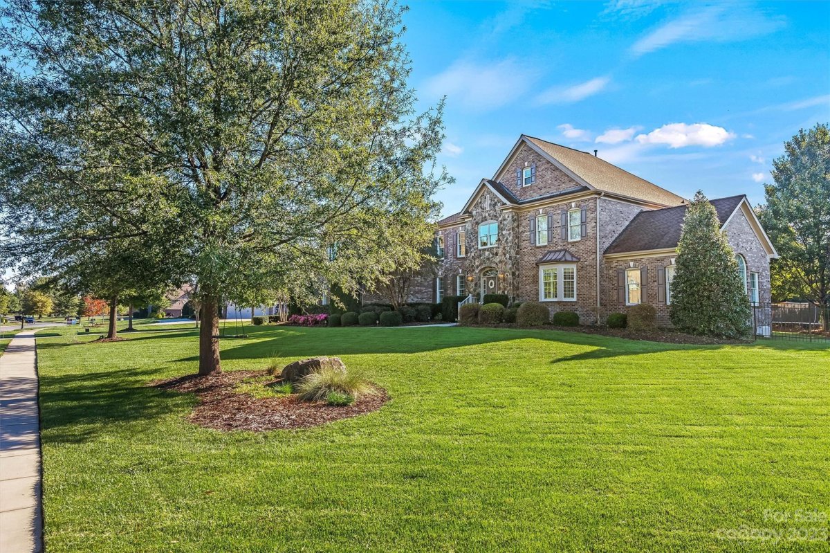 821 Wandering Way Drive
