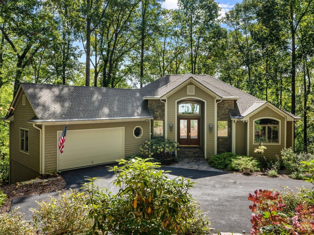 1912 Eagles Nest Road