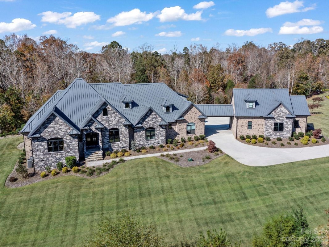 987 Pinnacle Drive