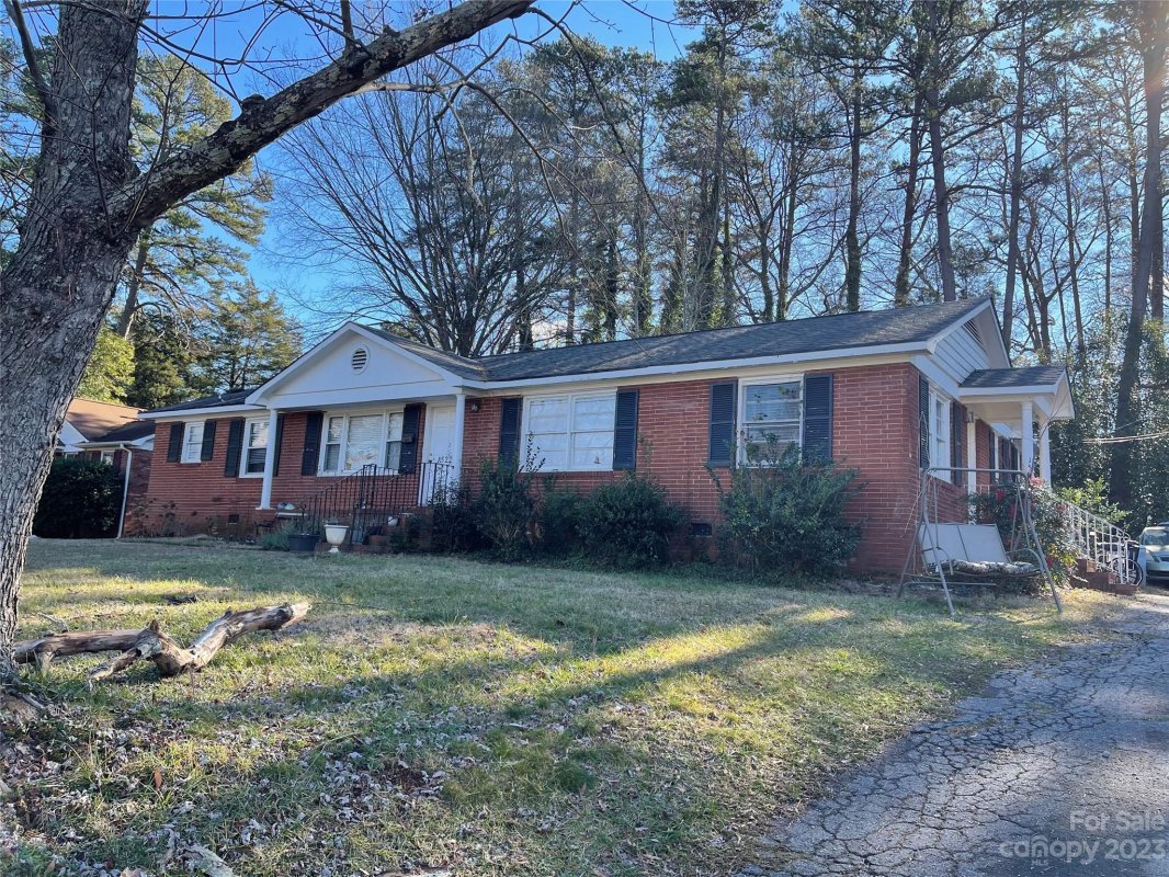 1520 Woodhill Lane