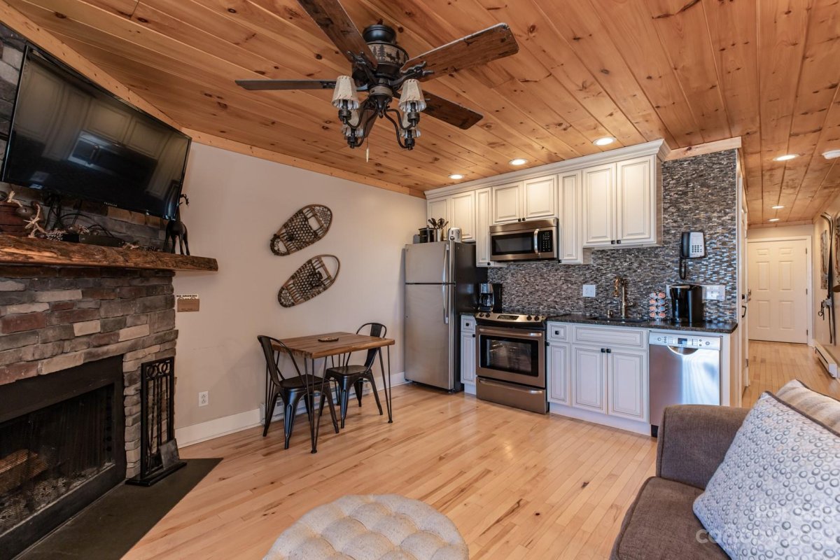 301 Pinnacle Inn Road 3304B