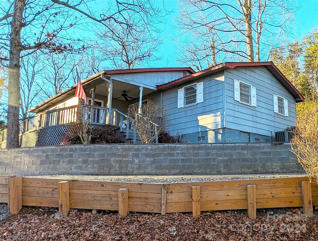 220 Ridgeview Circle