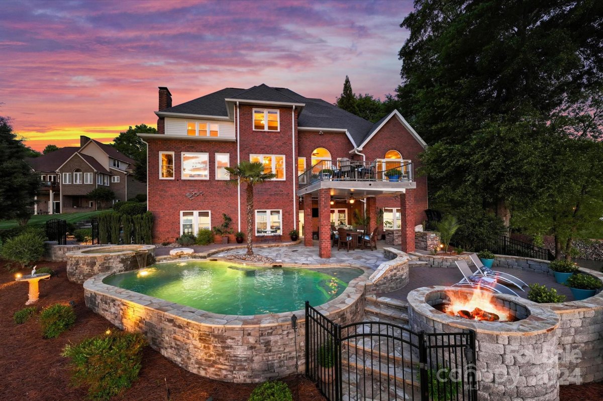 156 W Tattersall Drive