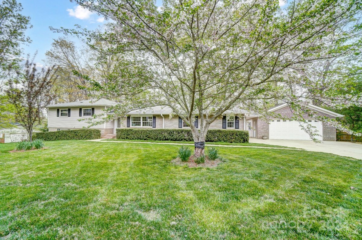 233 Kingsway Circle