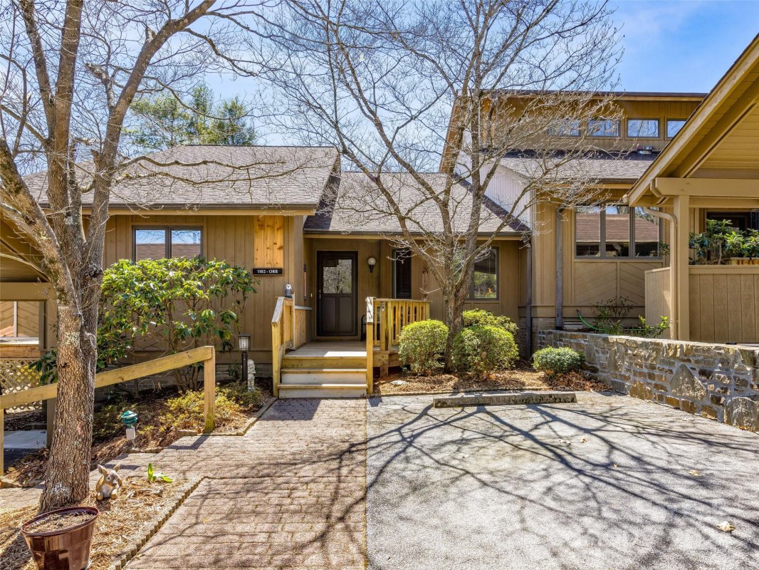 1102 Red Oak Drive