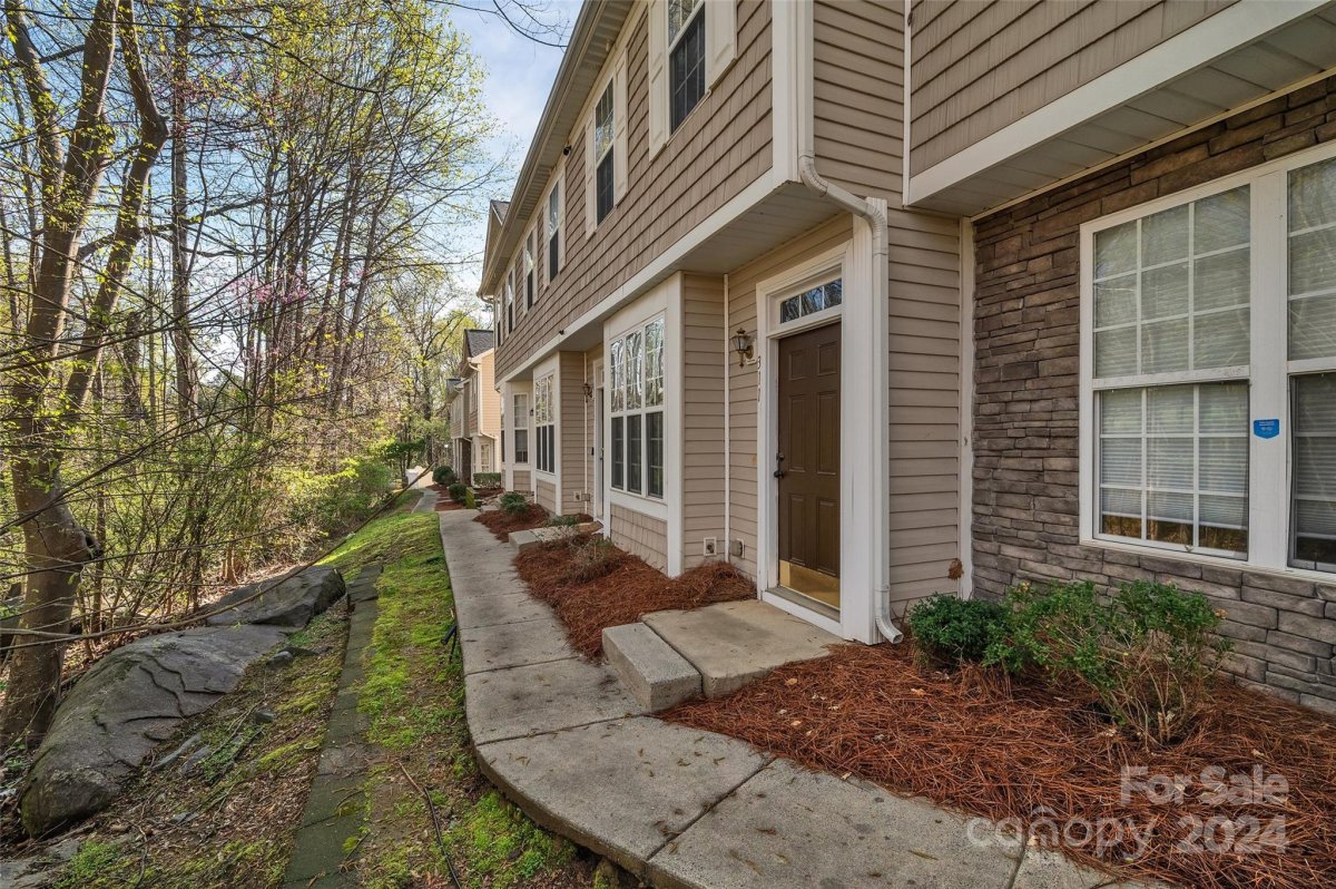 311 Alabarda Lane