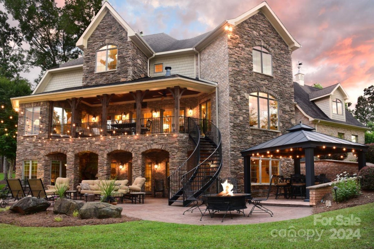 386 Shagbark Court
