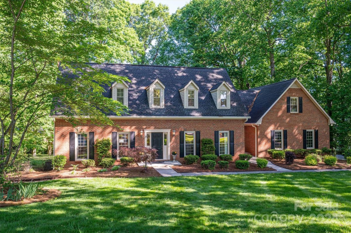 1704 Clubview Circle