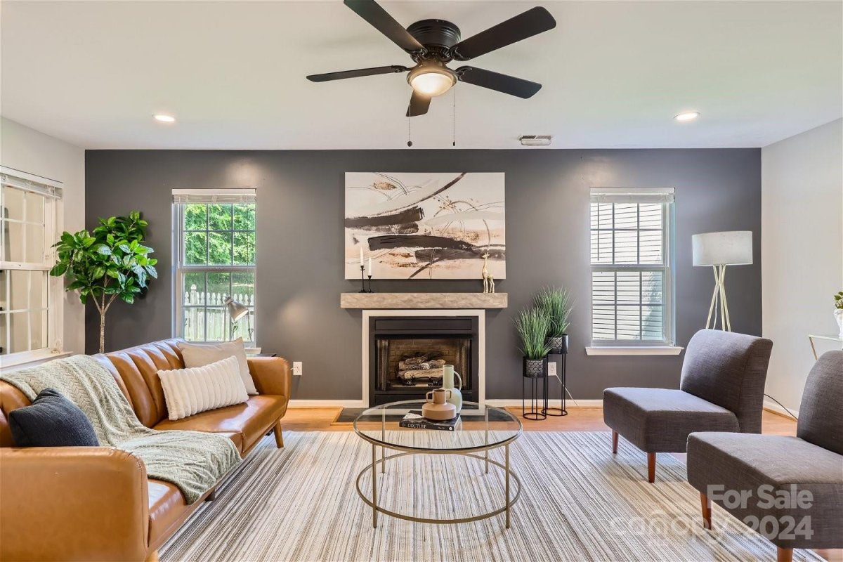 2206 Oakhurst Court