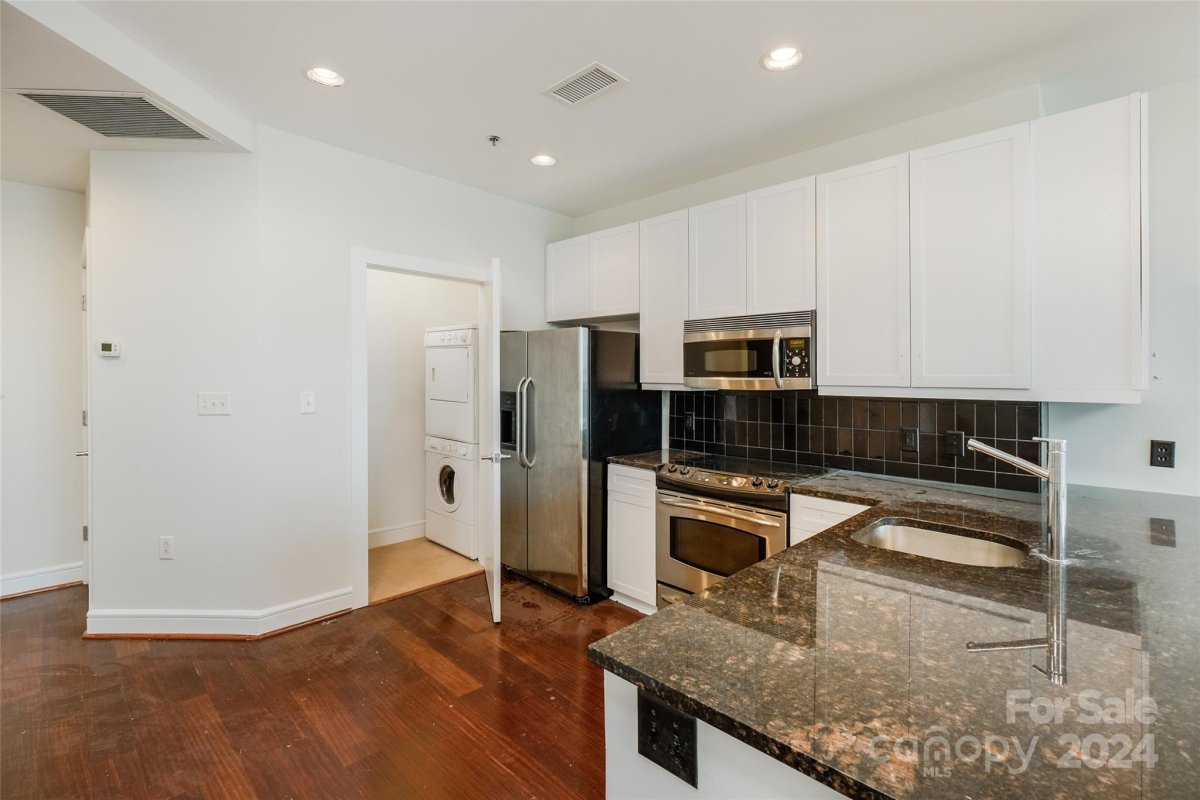 333 W Trade Street 2202