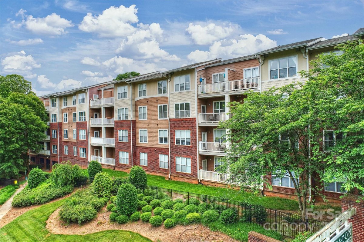 1000 E Woodlawn Road 116