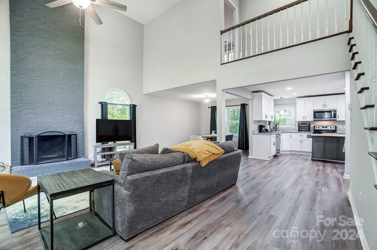 2142 Highland View Lane