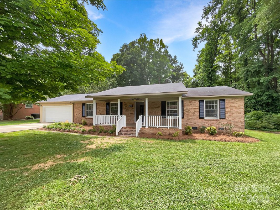 1121 Meadow Drive
