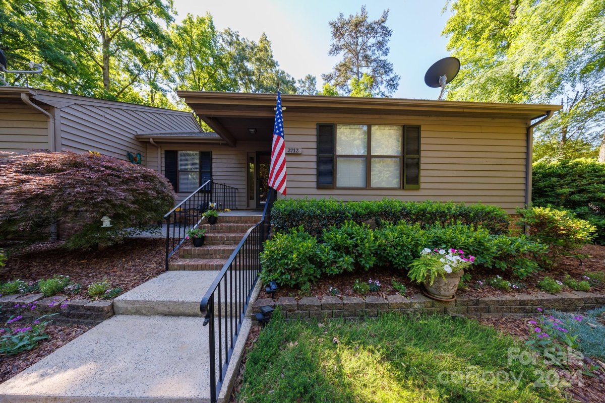 2712 Redbud Lane