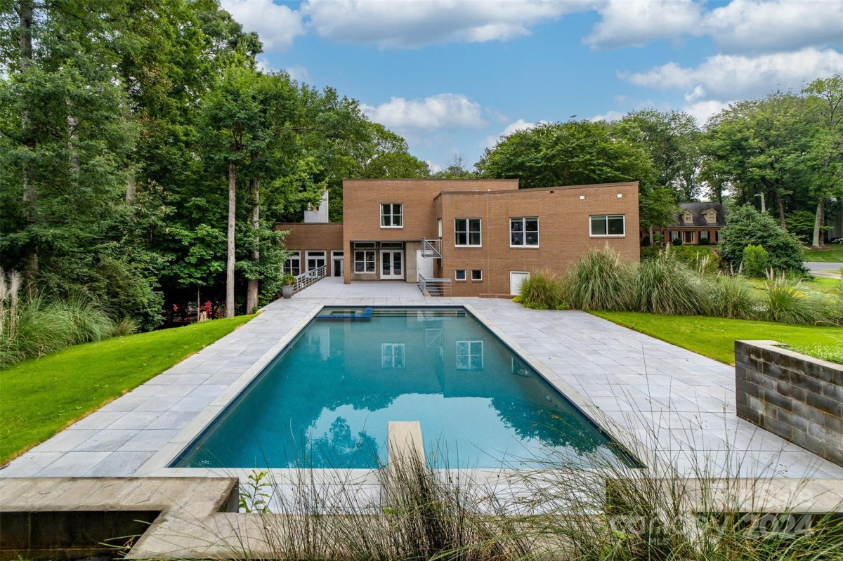 2208 Thetford Court