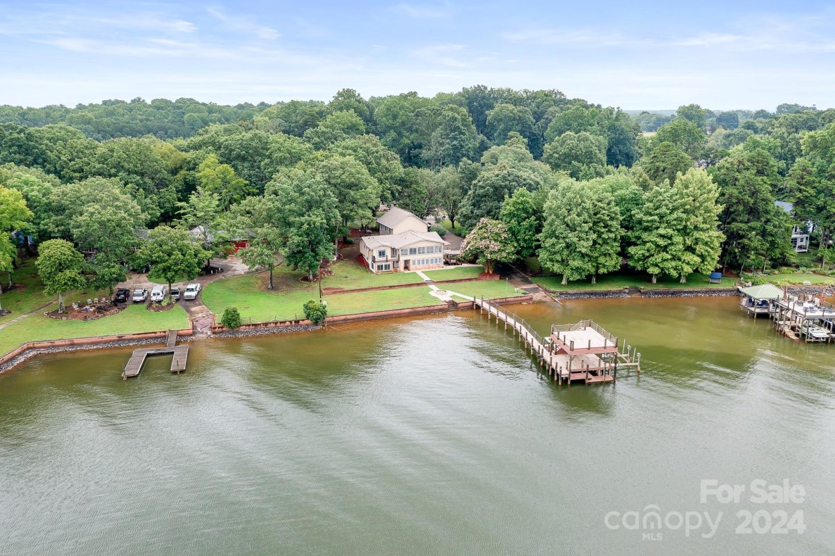 184 Lakeshore Drive