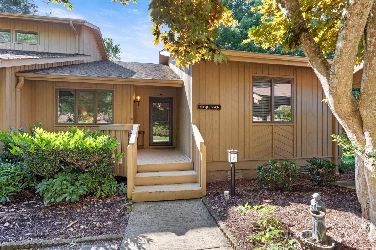 203 Willow Oak Lane