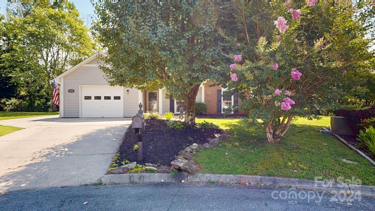 807 Woodlark Court