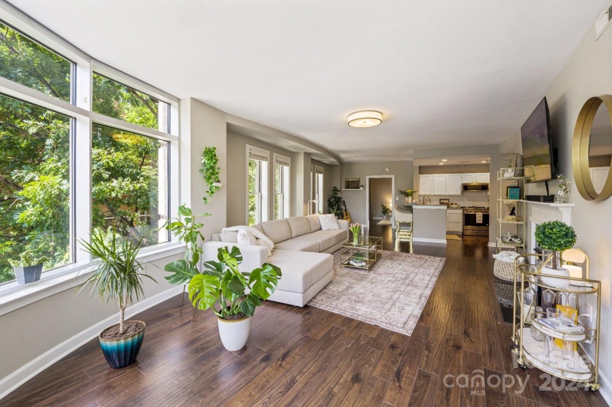 718 W Trade Street 311