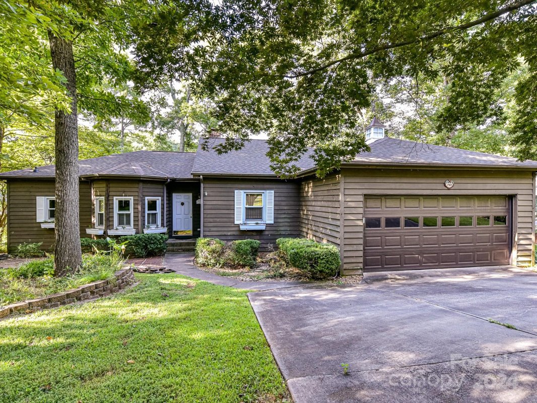 7105 Lakeside Drive