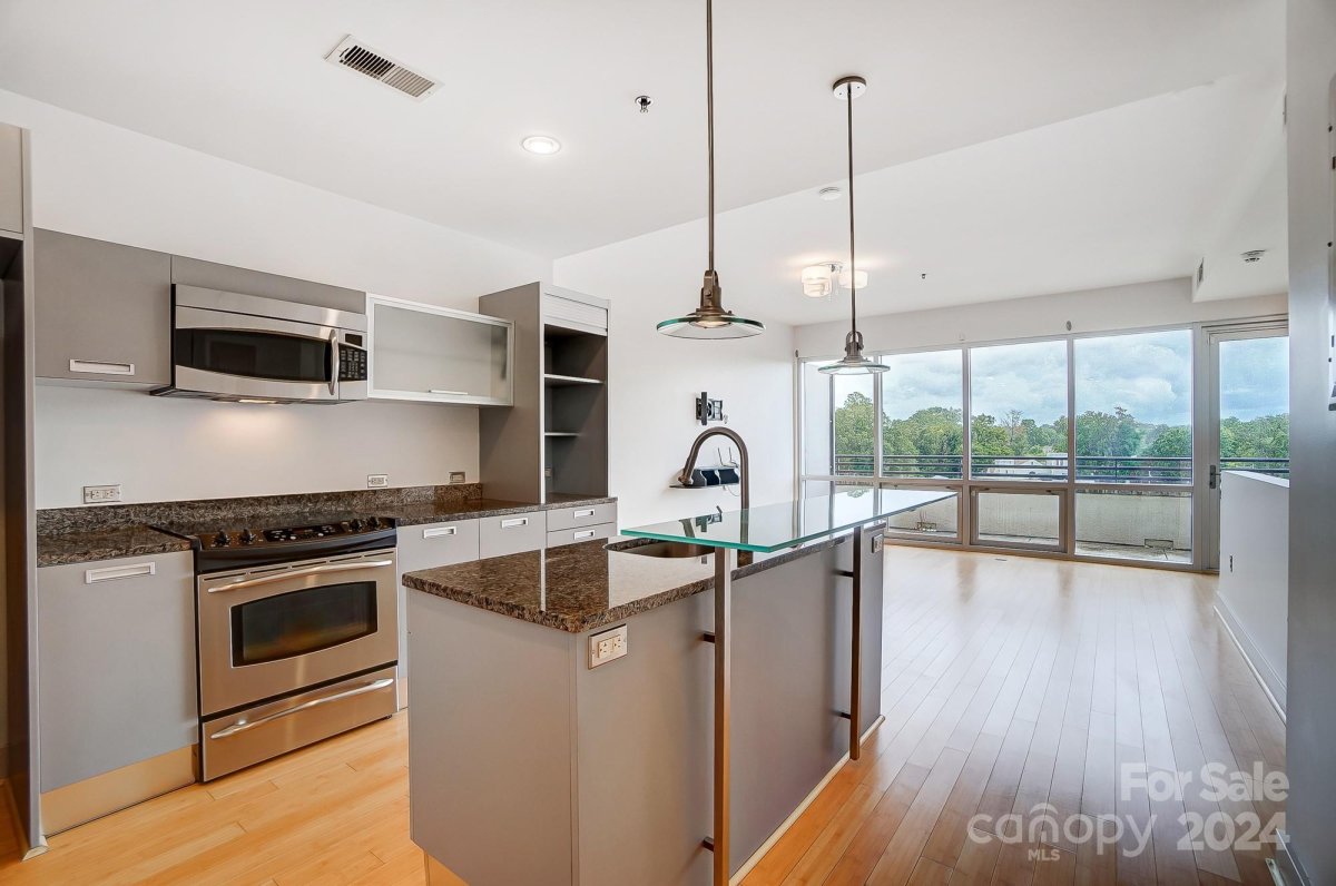 1133 Metropolitan Avenue 604
